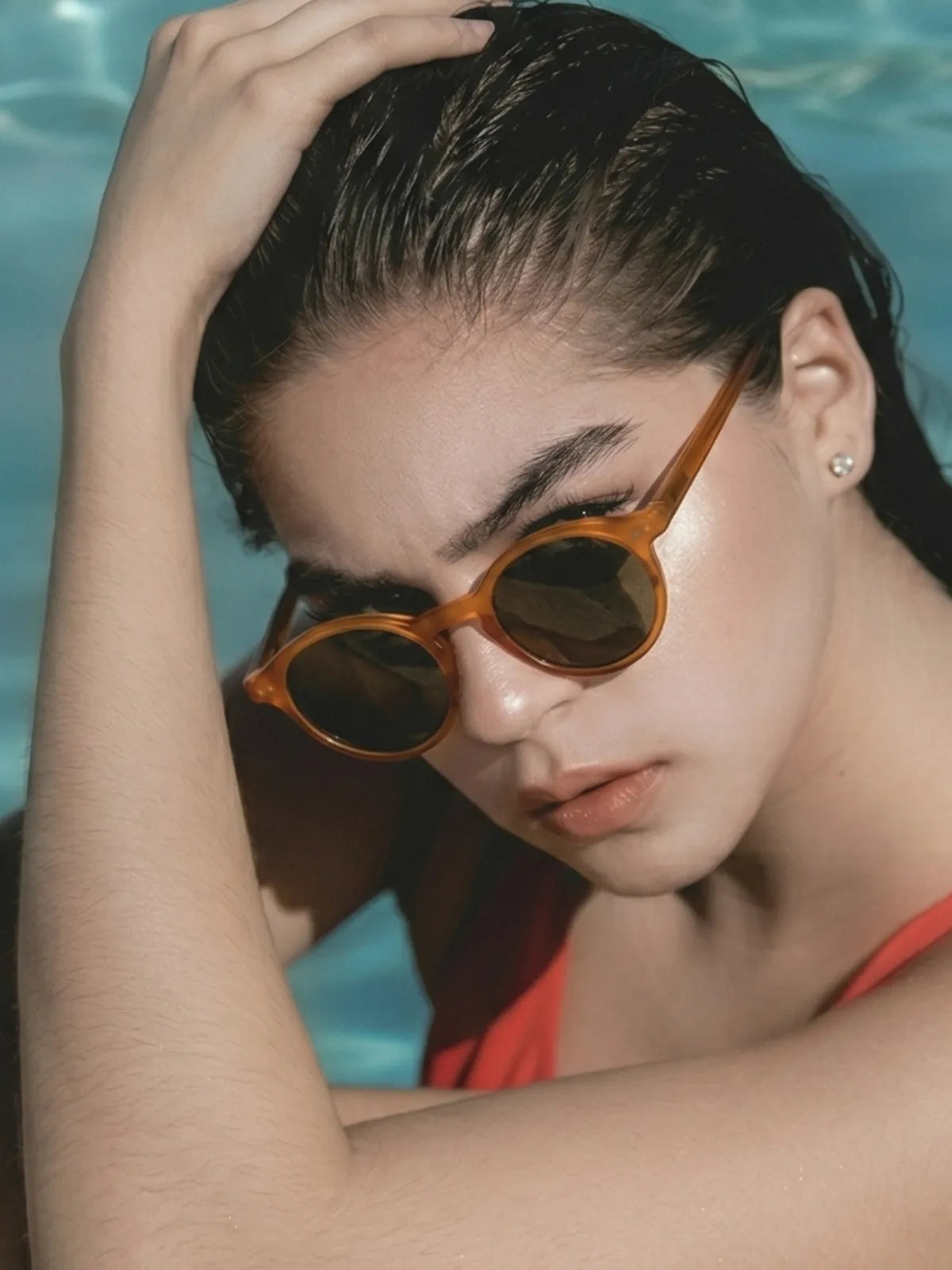 Modelo Feminina Usando o Óculos Rio Polarizado Laranja na Piscina