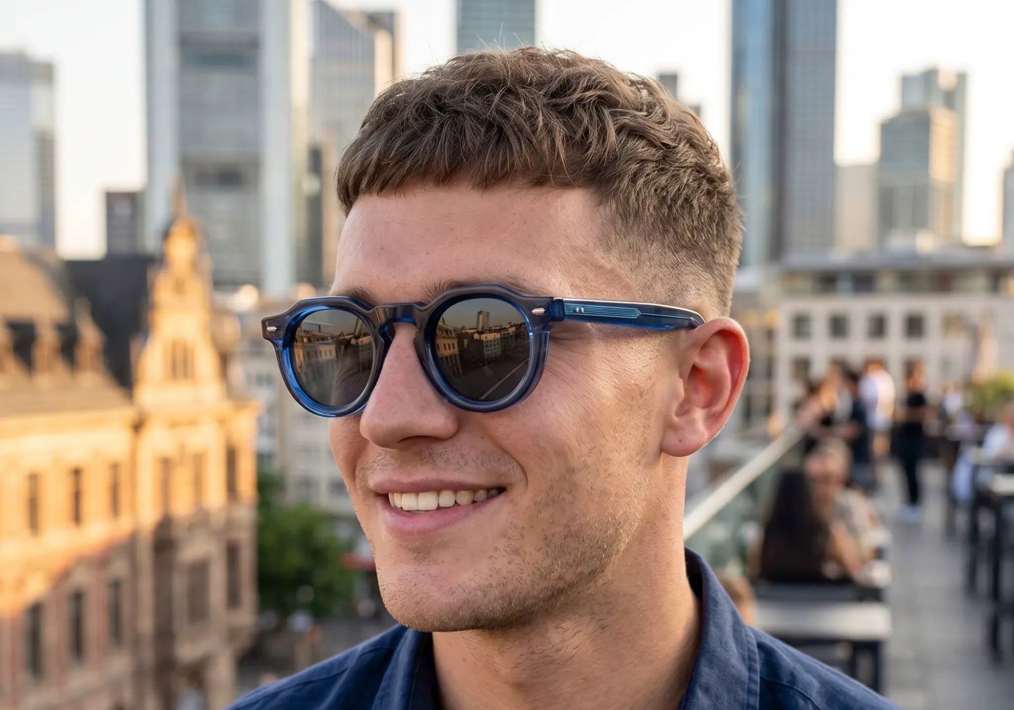 Modelo masculino usando o óculos Cayman UV400 Azul no Rooftop