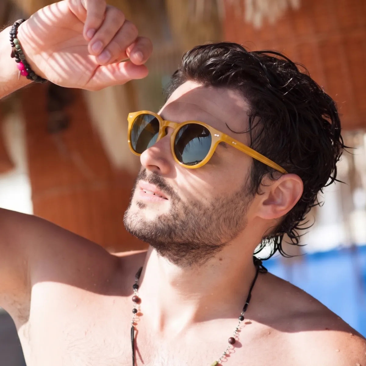 Homem Usando Óculos Ibiza Polarizado Amarelo na Piscina