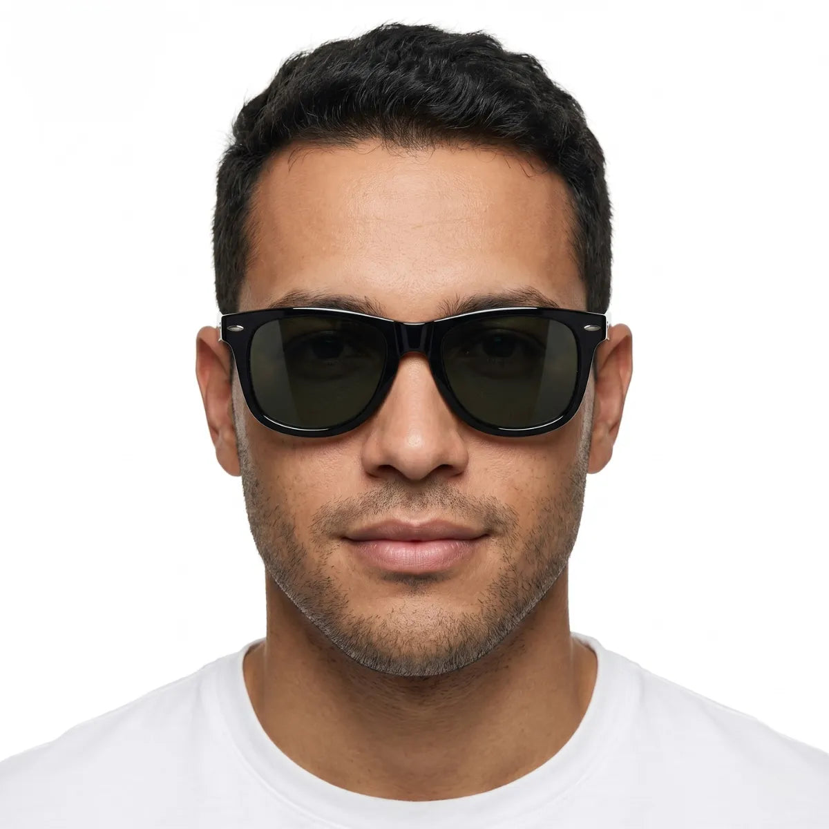 Homem Usando o Óculos Aster Polarizado UV400 Armação Preta com Lentes Verdes - Frontal