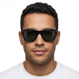 Homem Usando o Óculos Aster Polarizado UV400 Armação Preta com Lentes Verdes - Frontal
