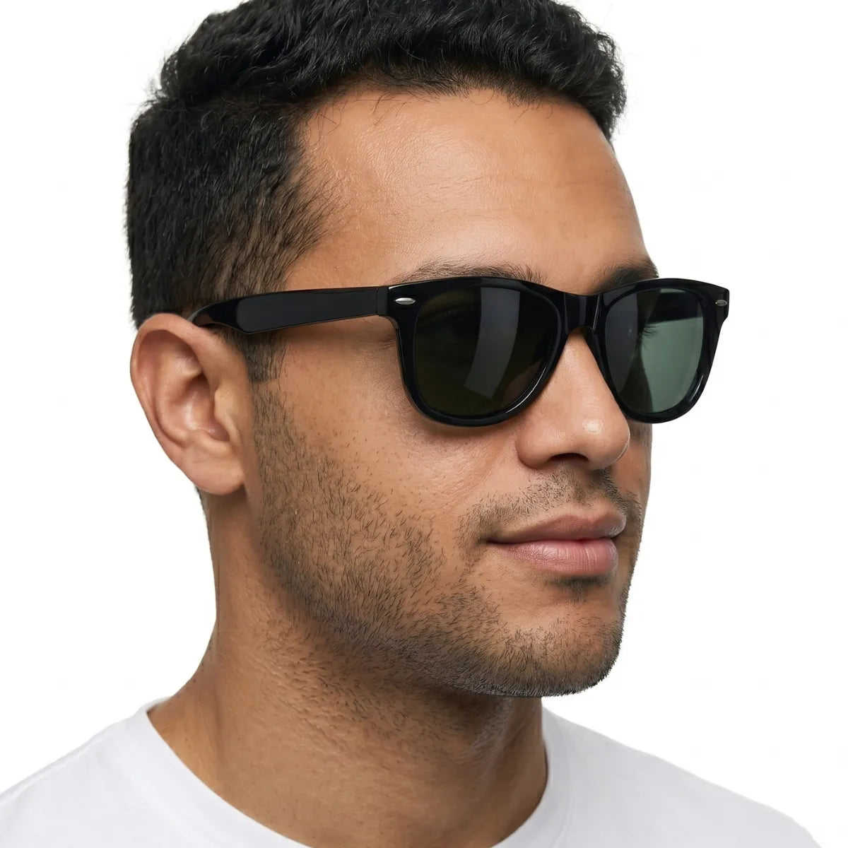 Homem Usando o Óculos Aster Polarizado UV400 Armação Preta com Lentes Verdes - Lateral