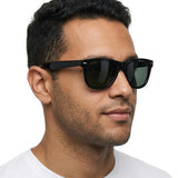 Homem Usando o Óculos Aster Polarizado UV400 Armação Preta com Lentes Verdes - Lateral