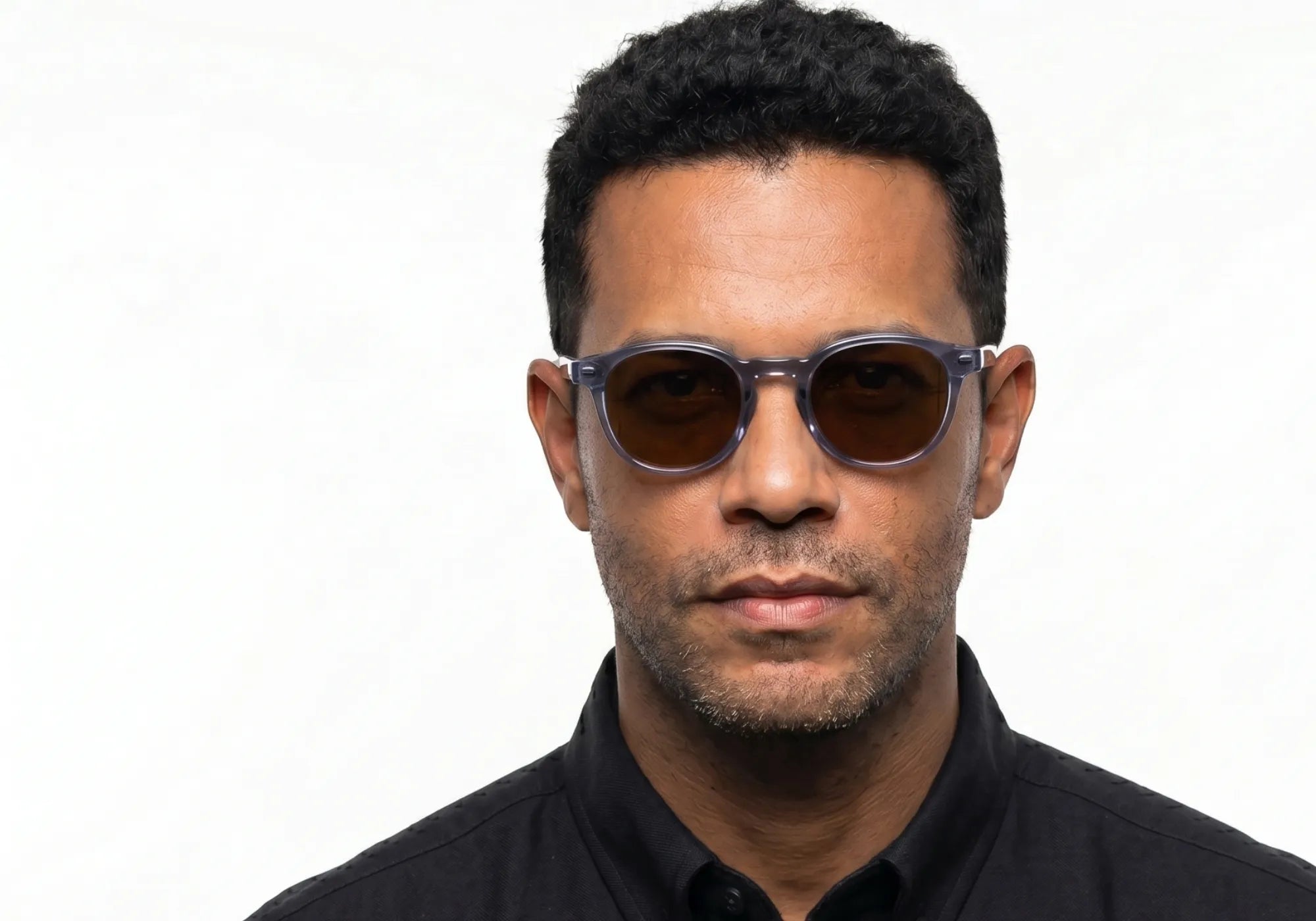 Homem Usando Óculos Ipanema Polarizado UV400 Azul com Lentes Marrons