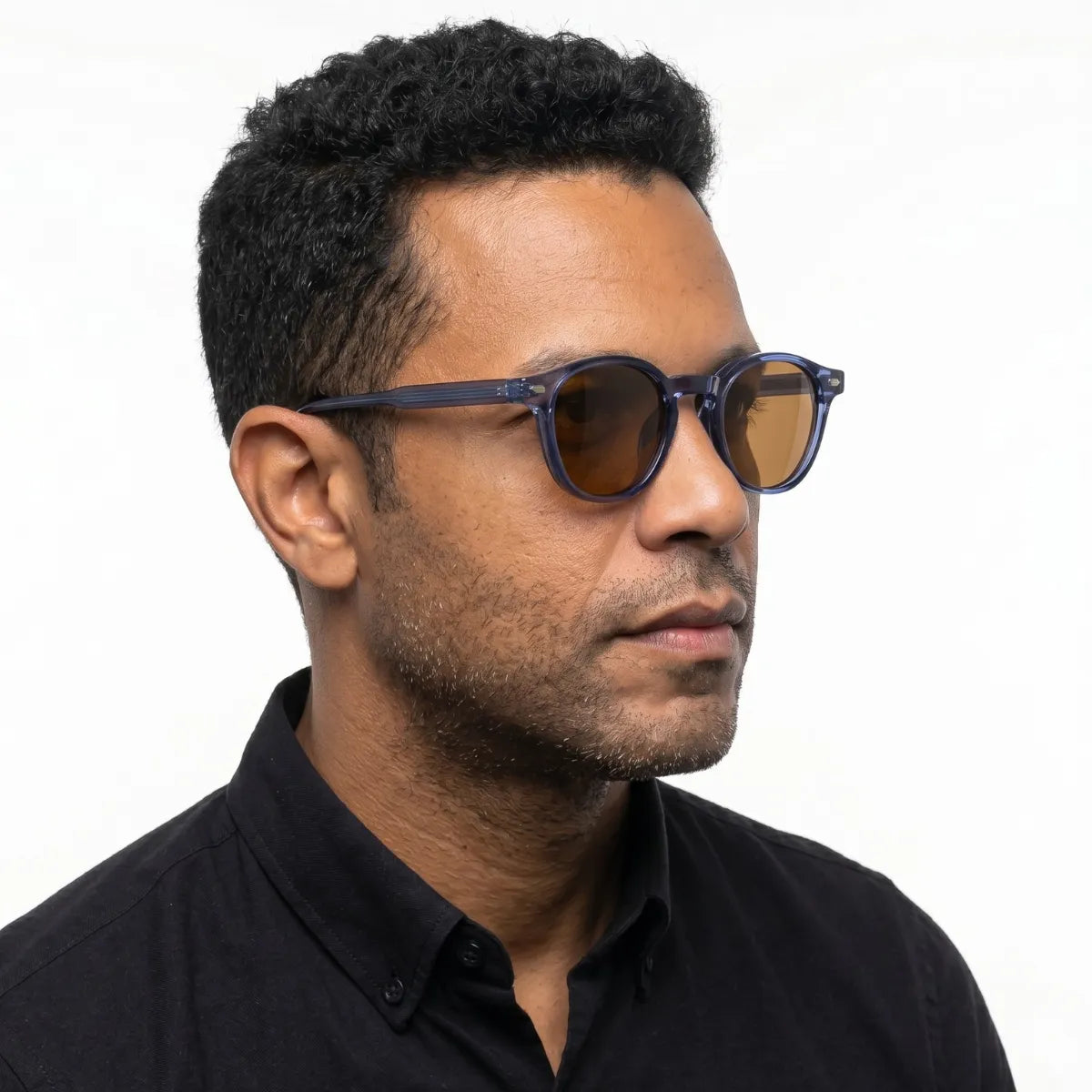 Homem Usando Óculos Ipanema Polarizado UV400 Azul com Lentes Marrons | Pose Lareral