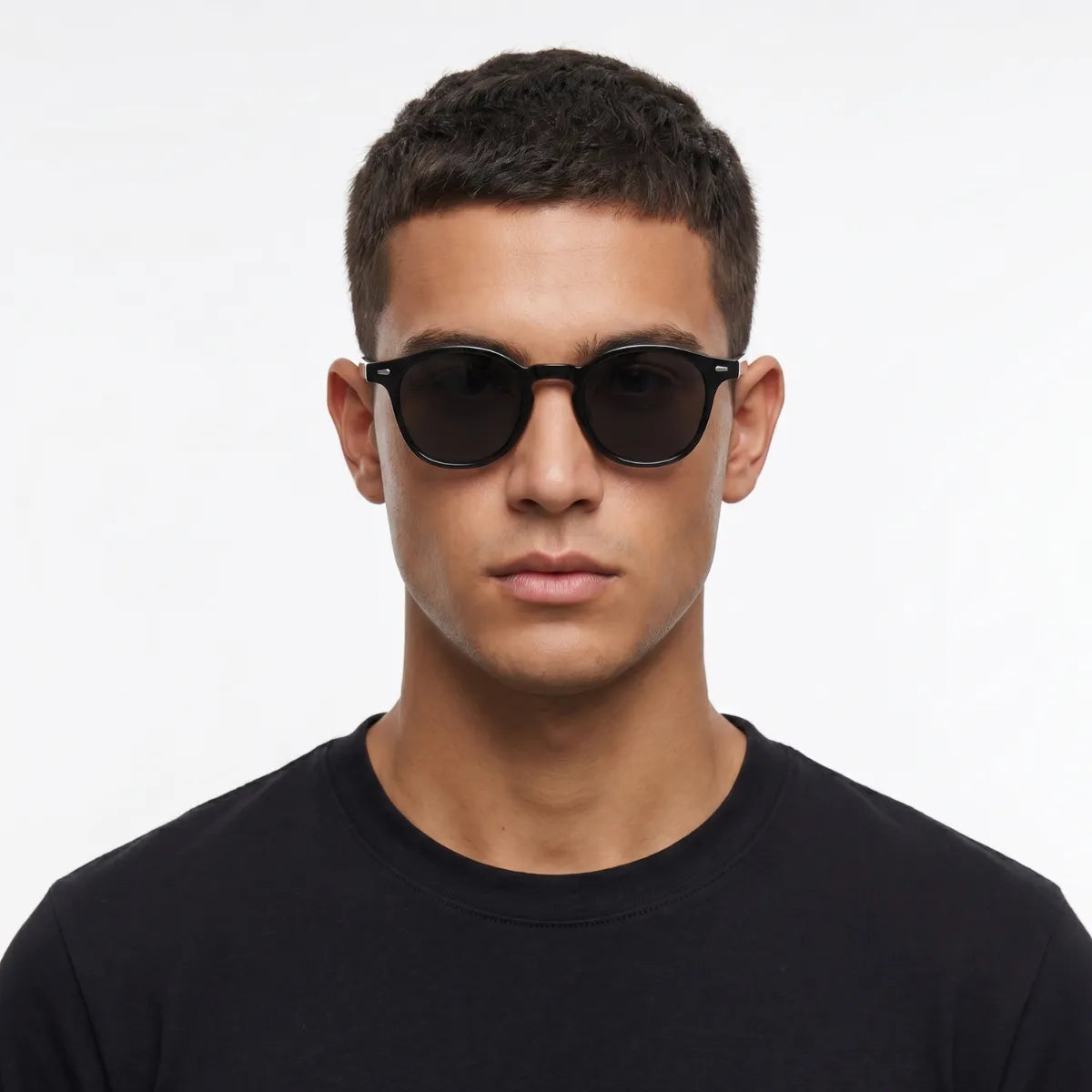 Modelo Masculino Usando o Óculos Ipanema Polarizado Preto