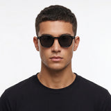 Modelo Masculino Usando o Óculos Ipanema Polarizado Preto