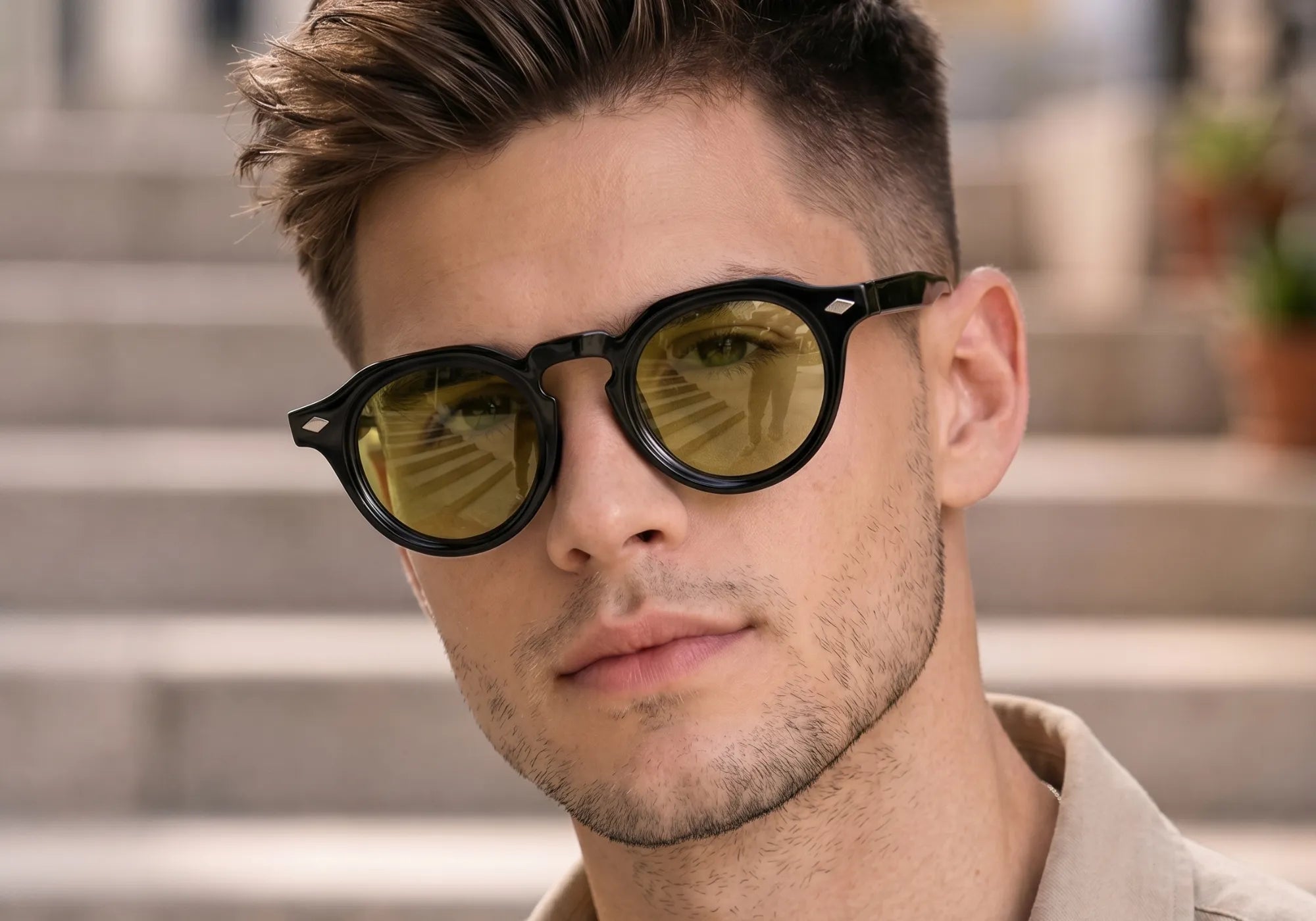 Homem usando óculos Positano Preto com Lentes Verde Oliva ao ar livre com proteção UV400