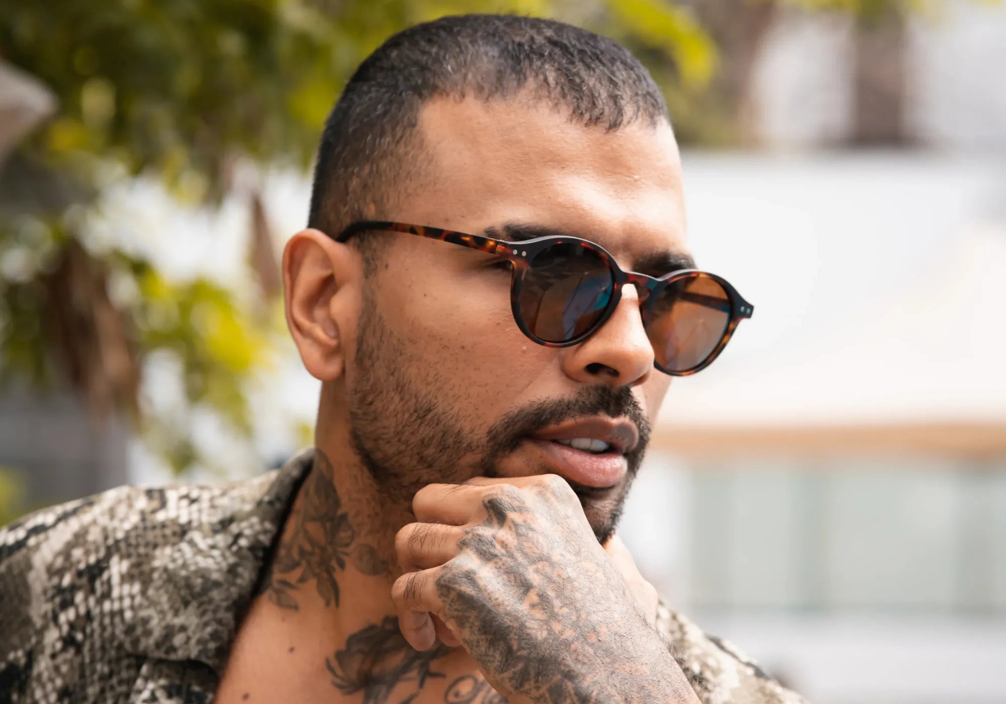 Modelo masculino usando Óculos Rio Polarizado em ambiente ao ar livre, estilo casual