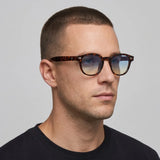 Modelo Masculino Usando o Óculos Riviera UV400 Leopardo com Lentes Azuis