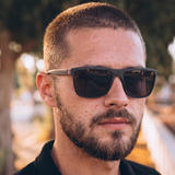 Homem Usando Óculos Toro Preto Polarizado UV400 ao Ar Livre