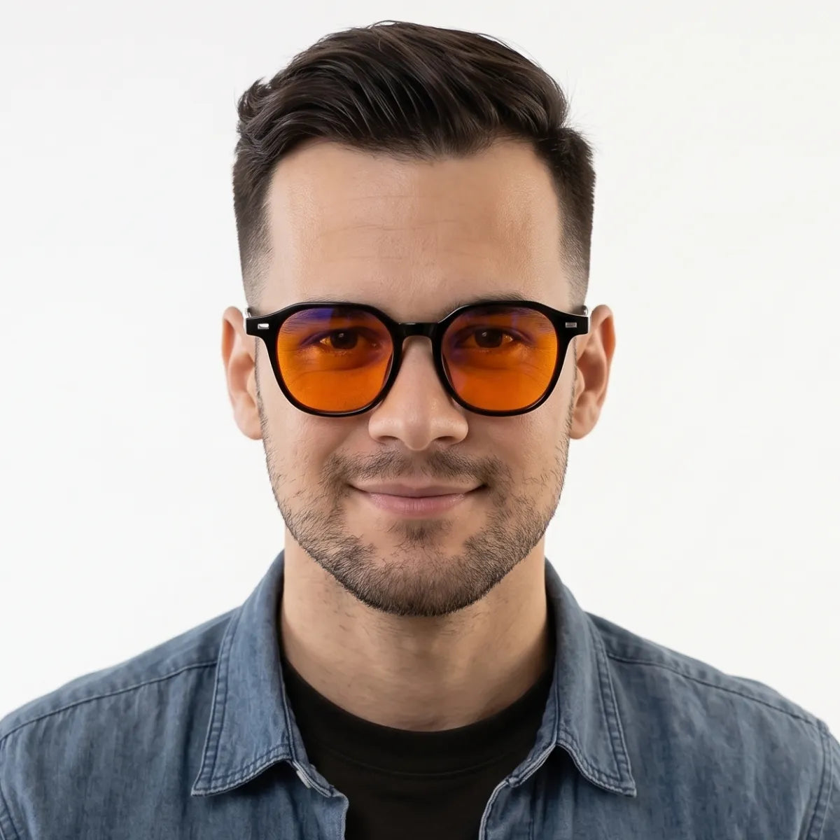 Homem Usando o Óculos Urban Anti-Luz Azul Preto de Frente