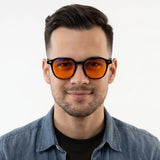 Homem Usando o Óculos Urban Anti-Luz Azul Preto de Frente