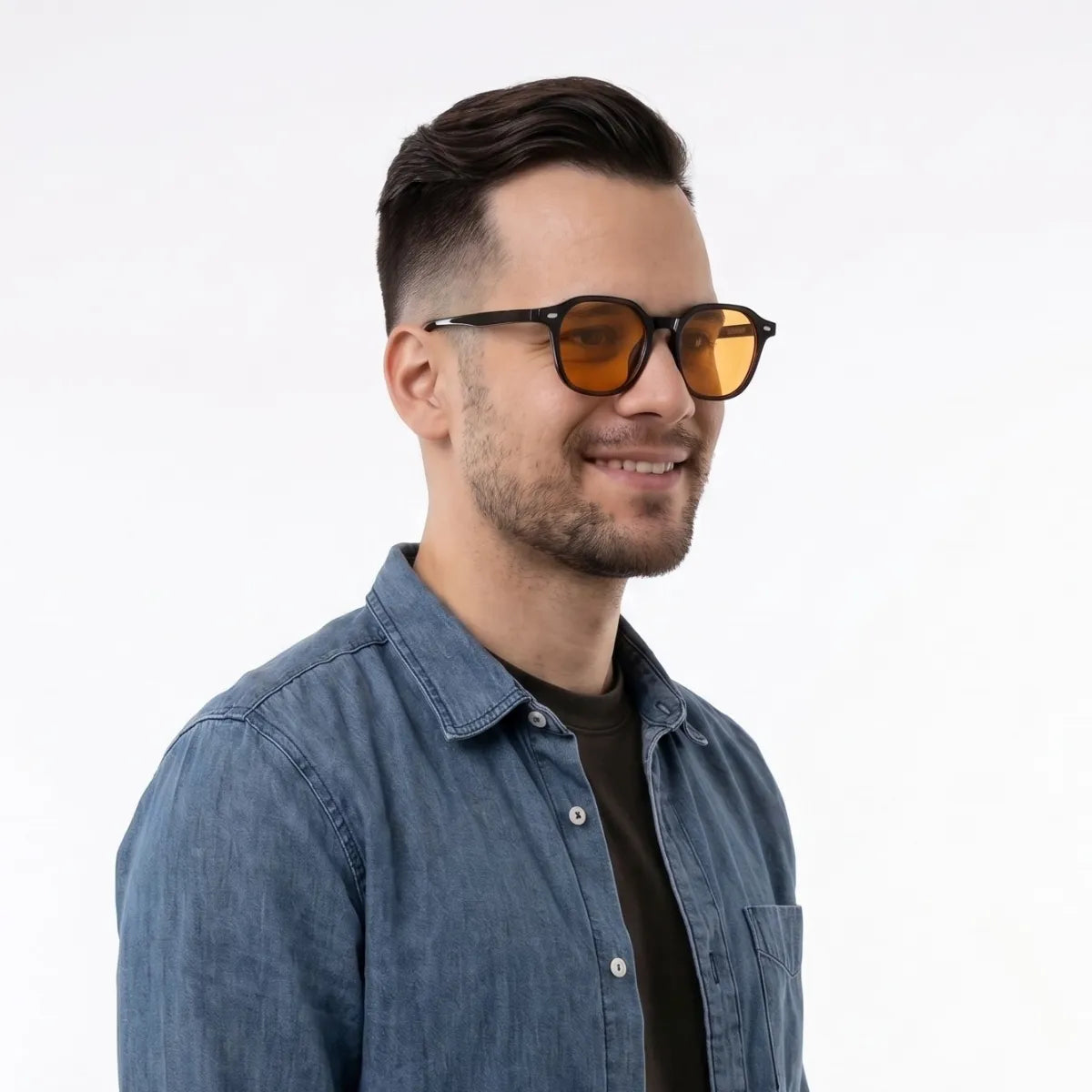 Homem Usando o Óculos Urban Anti-Luz Azul Preto de Lado
