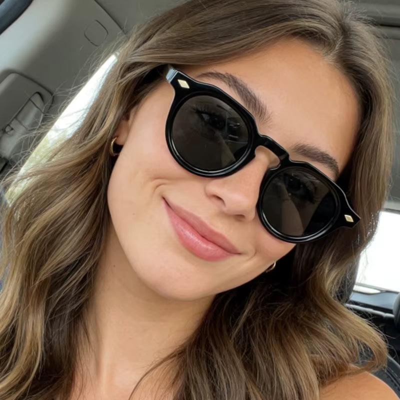 Modelo  Feminina Usando o Óculos Positano Preto com Lentes Cinzas