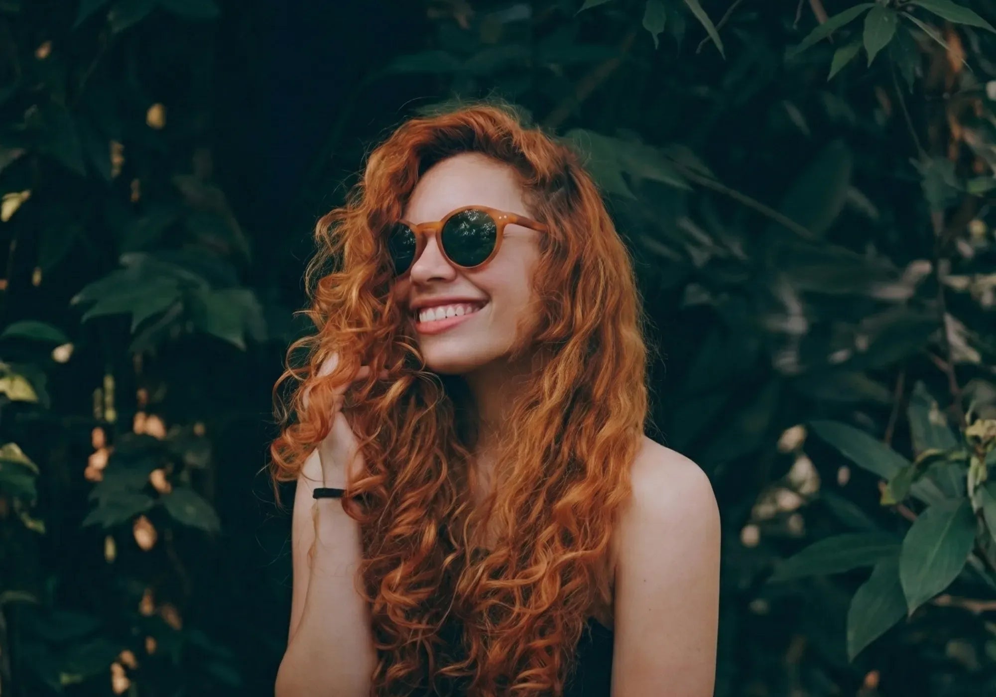 Modelo feminina usando Óculos Rio Polarizado em ambiente ao ar livre, estilo casual
