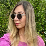 Modelo Feminina Usando o Óculos Vintage Lud cor Transparente ao Ar Livre