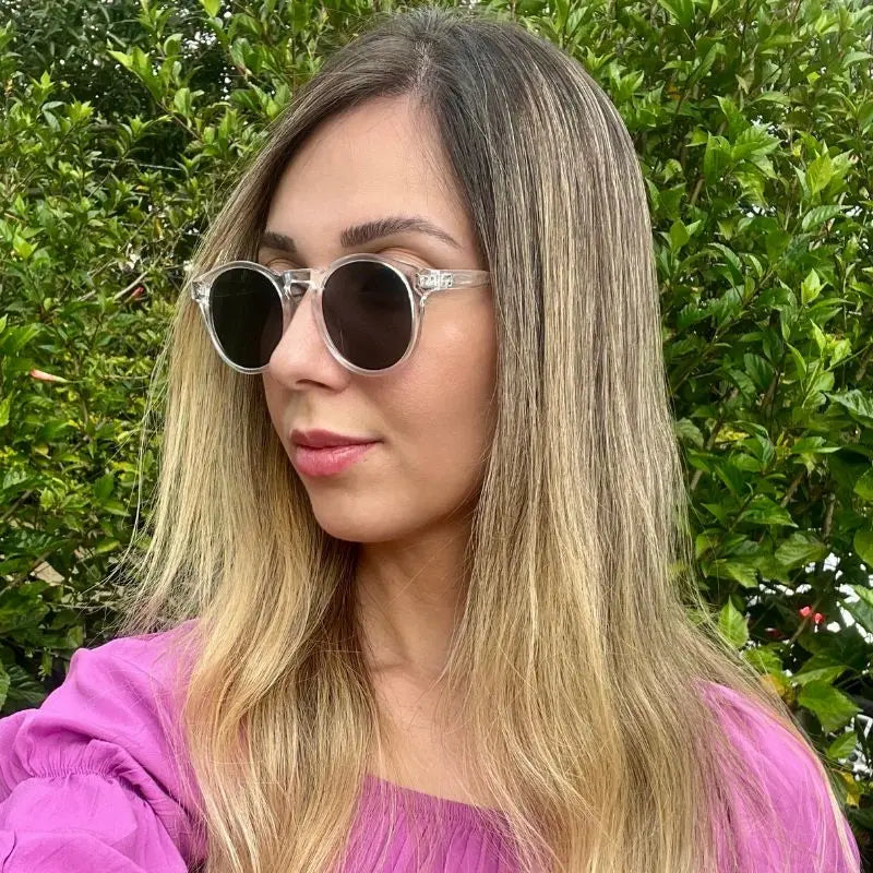 Modelo Feminina Usando o Óculos Vintage Lud cor Transparente ao Ar Livre