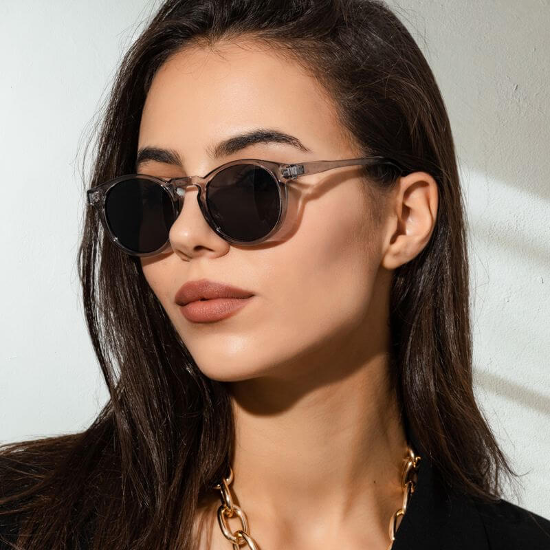 Modelo Feminina Usando o Óculos Vintage Lud Cor Cinza
