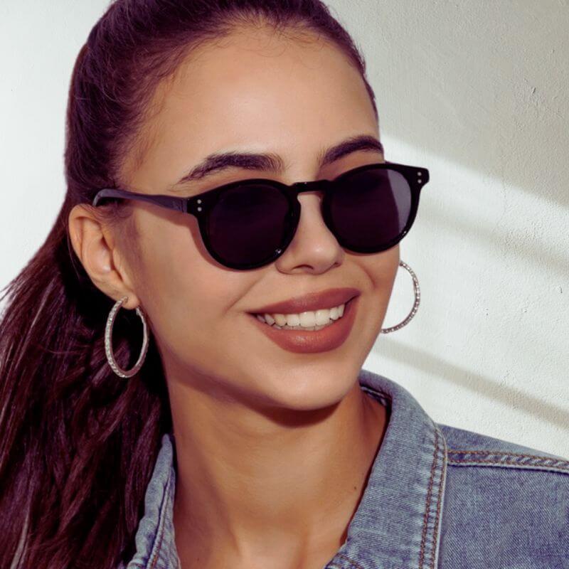 Modelo Feminina Usando o Óculos Vintage Lud Cor Preta
