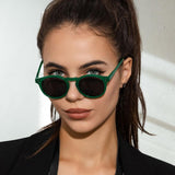 Modelo Feminina Usando o Óculos Vintage Lud Cor Verde