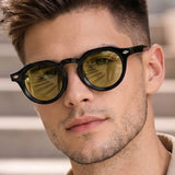 Modelo  Masculino Usando o Óculos Positano Preto com Lentes Verde Oliva