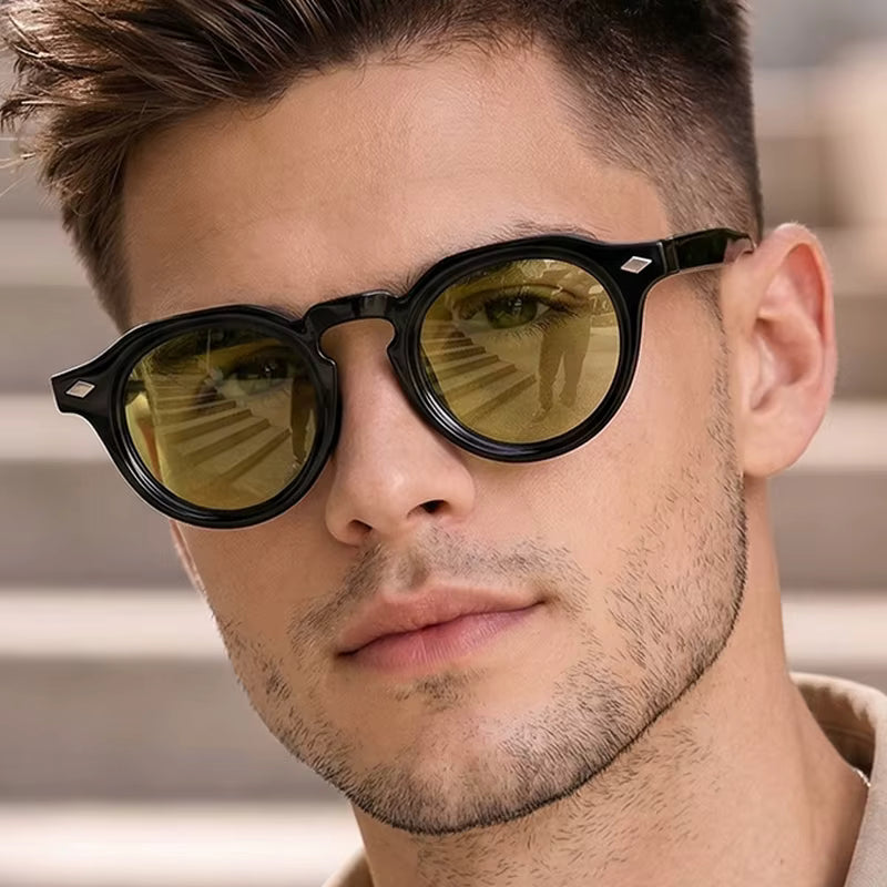 Modelo  Masculino Usando o Óculos Positano Preto com Lentes Verde Oliva