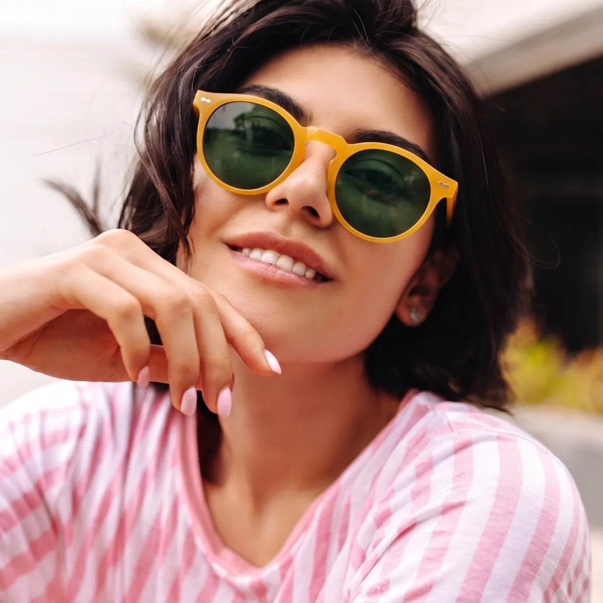 Mulher Usando Óculos Ibiza Polarizado Amarelo no Ar Livre