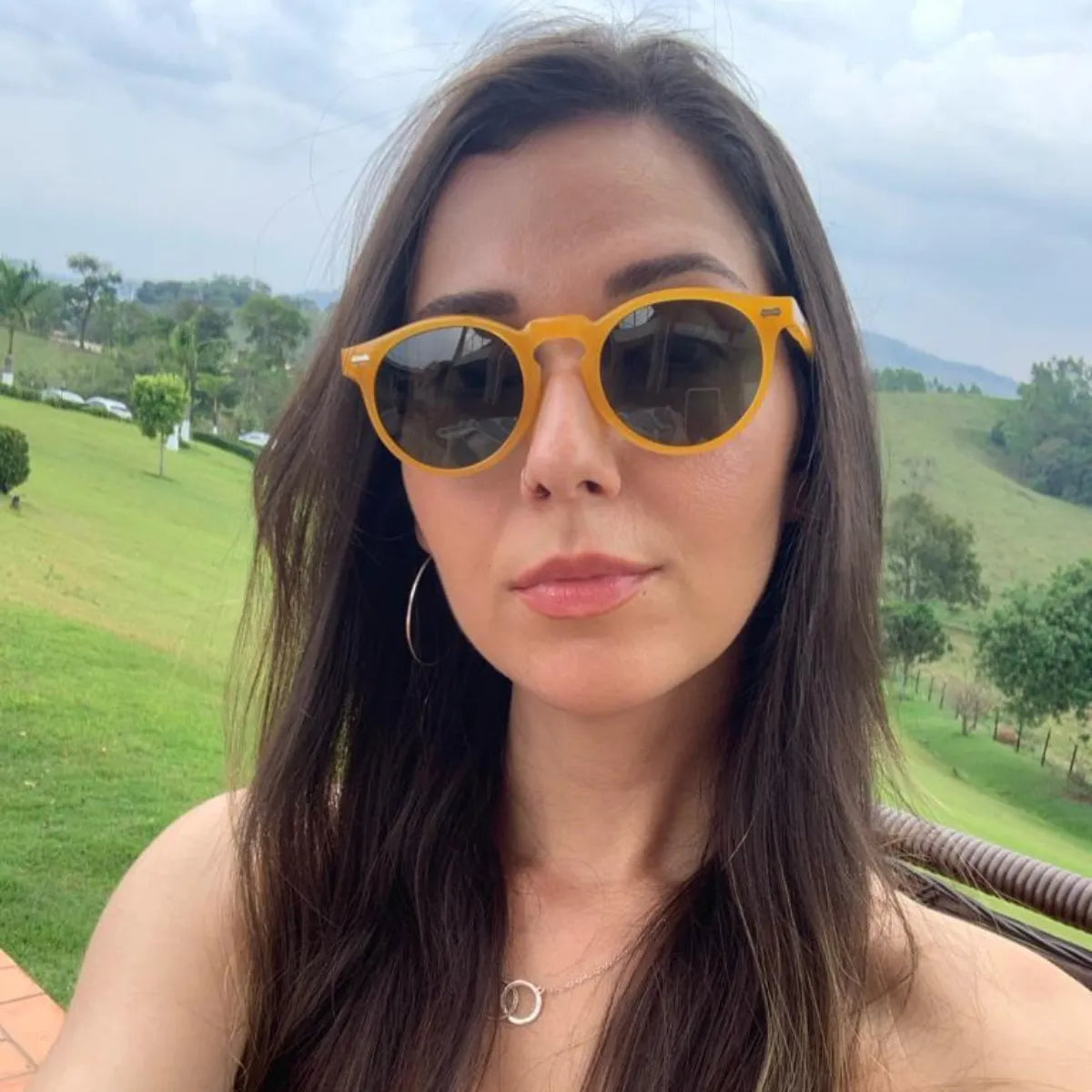 Mulher Usando Óculos Ibiza Polarizado Amarelo no Campo
