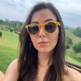Mulher Usando Óculos Ibiza Polarizado Amarelo no Campo