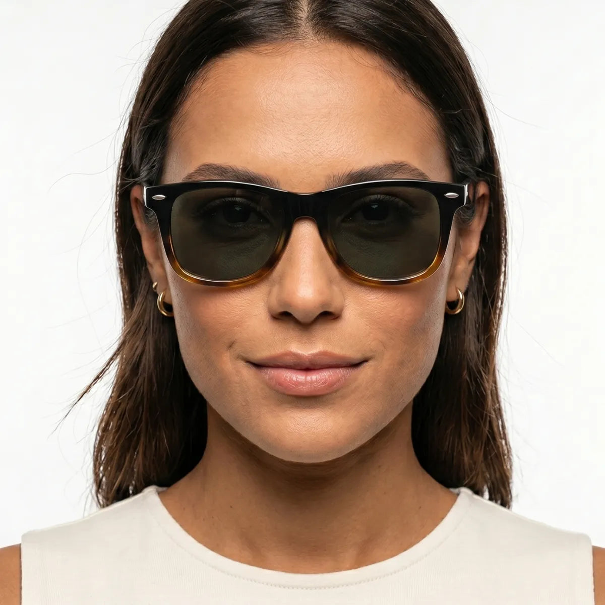 Mulher Usando o Óculos Aster Polarizado UV400 Armação Havana com Lentes Verdes - Frontal