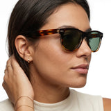 Mulher Usando o Óculos Aster Polarizado UV400 Armação Havana com Lentes Verdes - Lateral
