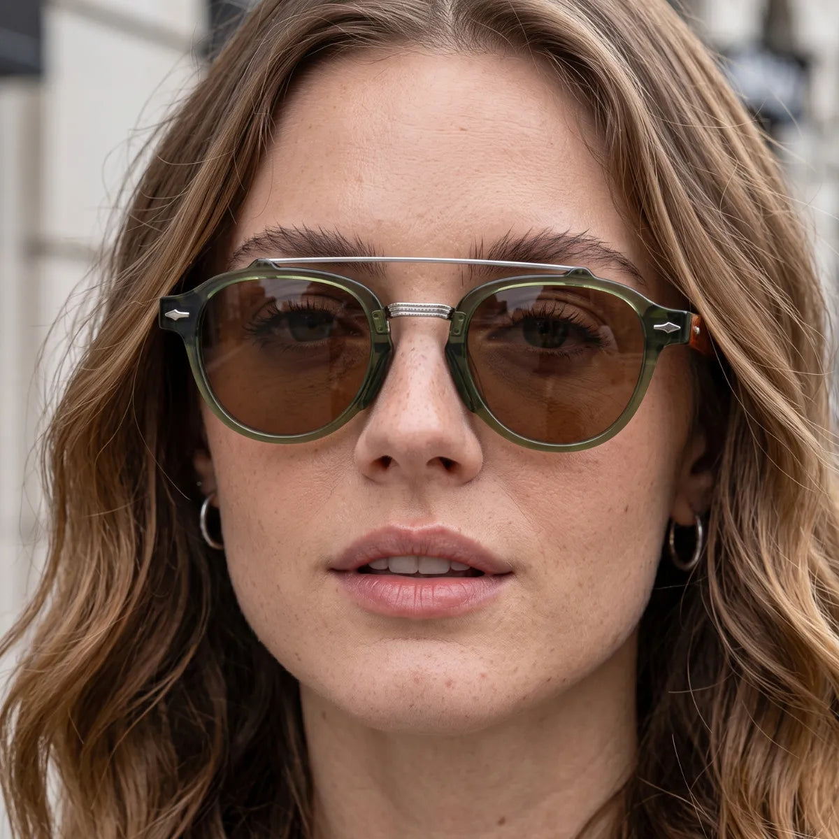 Mulher Usando o Óculos Cannes Polarizado Verde com Lentes Marrons na Cidade