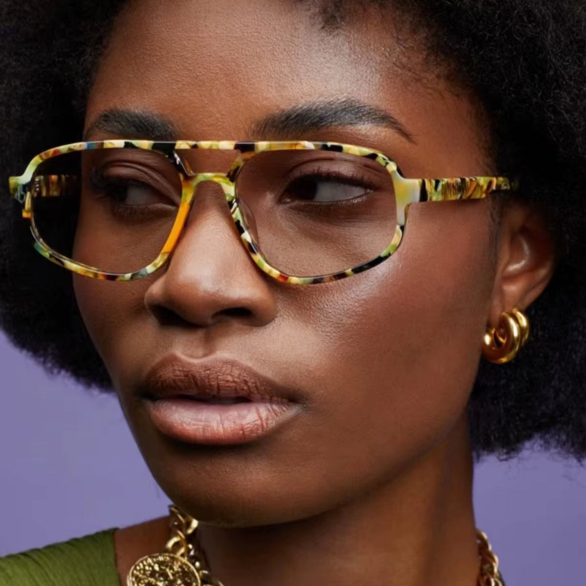 Mulher Usando o Óculos Essenza UV400 na Cor Leopardo Bronze com Lentes Mel
