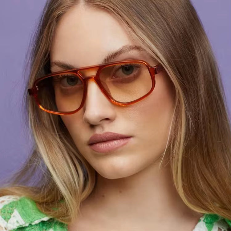 Mulher Usando o Óculos Essenza UV400 na Cor Terracota com Lentes Rosé
