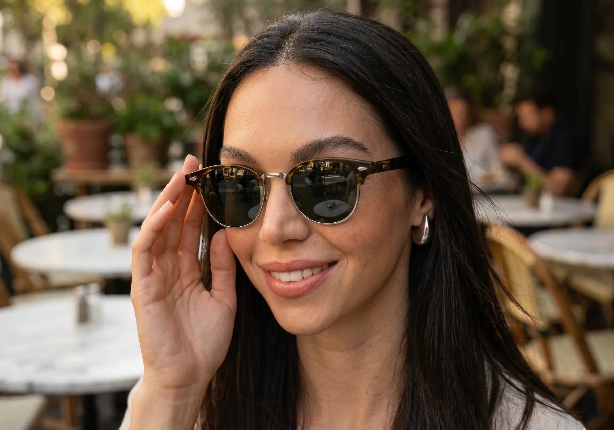 Mulher Usando o Óculos Havana Polarizado em um Café