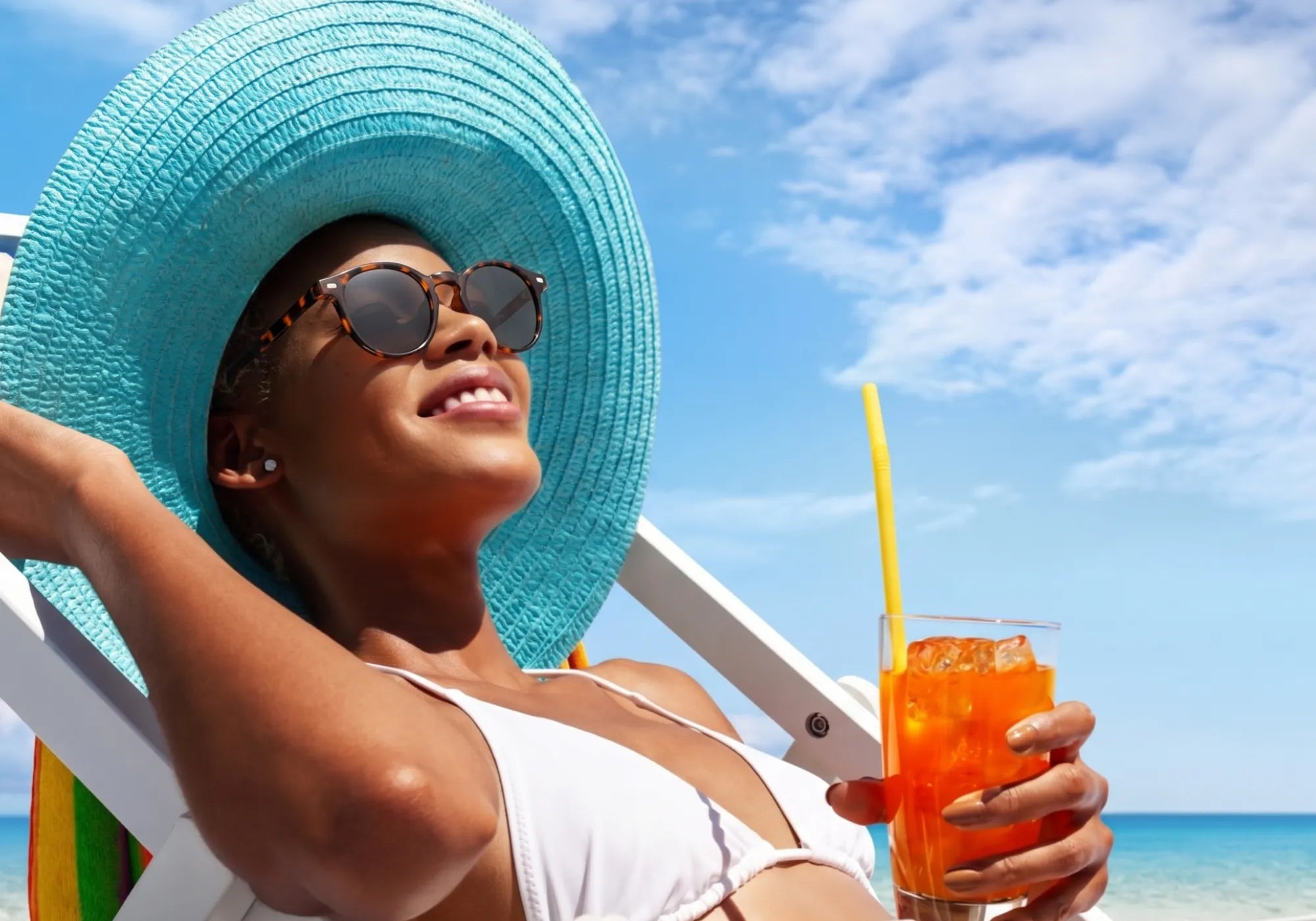 Mulher Usando o Óculos Ipanema Polarizado Tartaruga com Lentes Cinzas na Praia