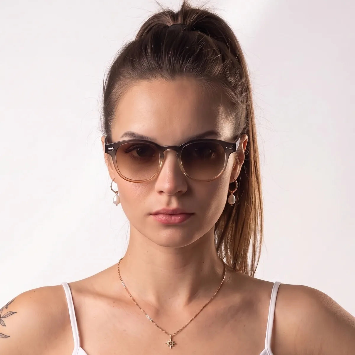 Modelo Feminina Usando o Óculos Riviera UV400 Marrom com Lentes Marrons