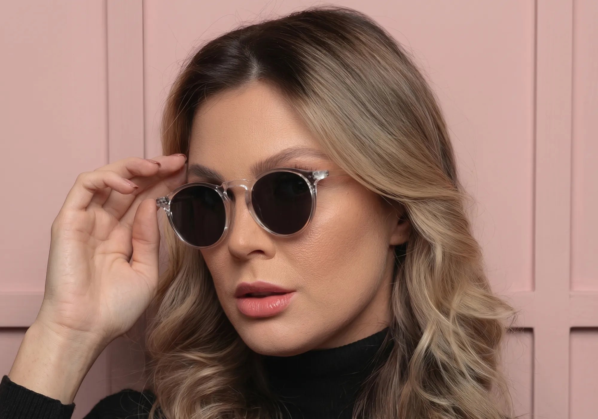 Modelo Feminina Usando o Óculos Vintage Lud Transparente em Estudio