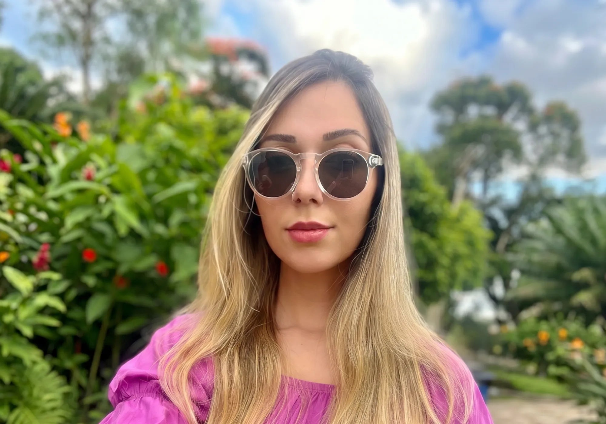 Modelo Feminina Usando o Óculos Vintage Lud Transparente no Ar livre
