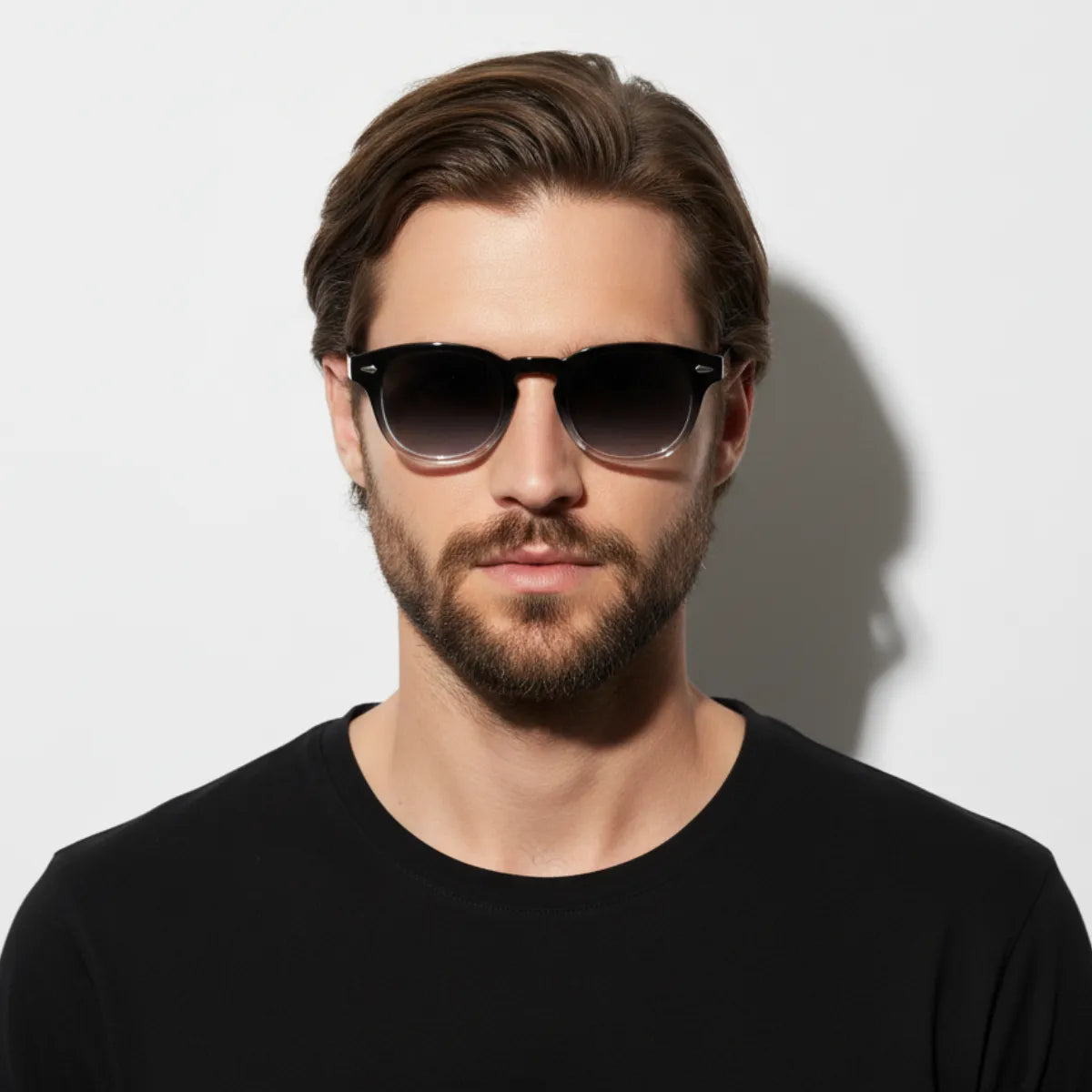 Homem usando Óculos Maresias na cor Preto Transparente de frente