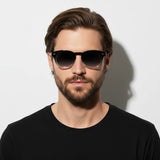 Homem usando Óculos Maresias na cor Preto Transparente de frente
