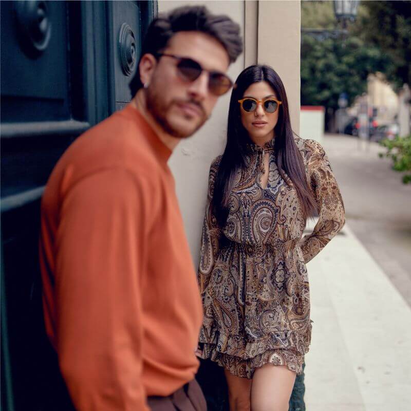 Editorial de moda urbana com duas pessoas usando Óculos Rio Polarizado em rua da cidade
